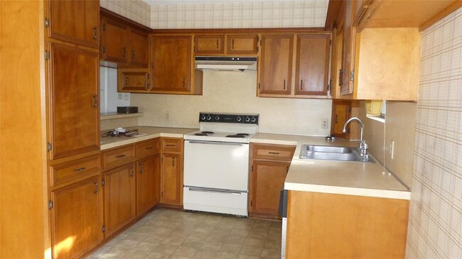 Building Photo - 15606 Santa Fe Dr