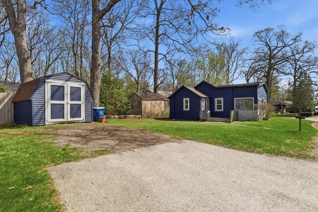 Building Photo - 3-bedroom home with deeded access to all-sports Loon Lake