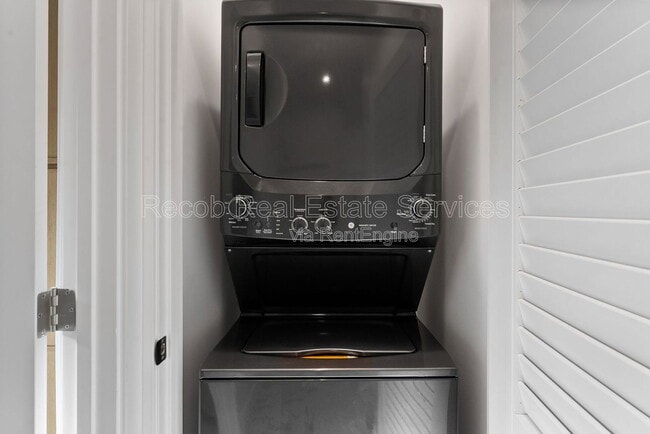 Building Photo - 6730 Mohawk St