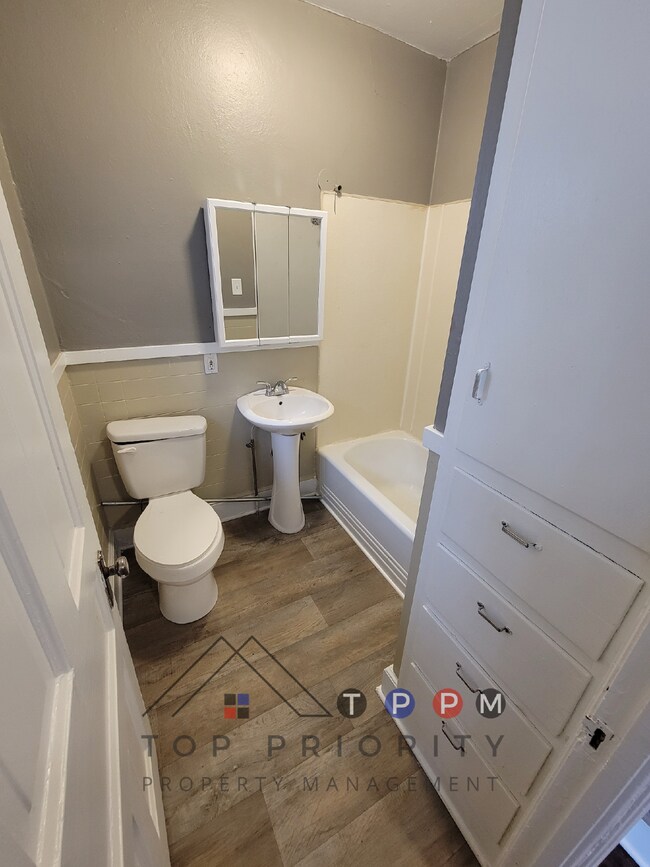 Building Photo - 1 Bedroom | 1 Bathroom Upper Unit in Cedar...
