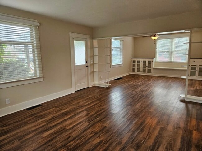 Building Photo - 4Bd/1Ba two story home - For viewing