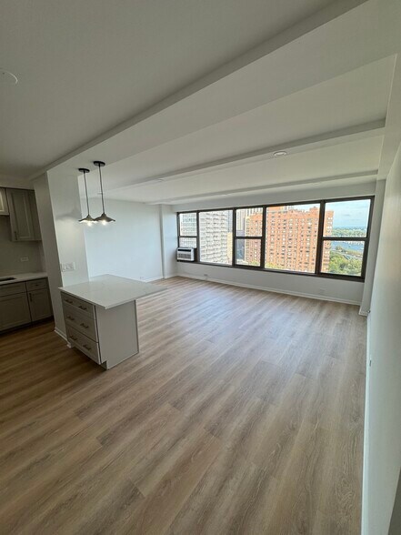 Building Photo - 2970 N Lake Shore Dr