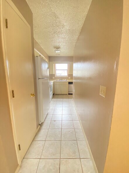 Building Photo - 1408 Christy Dr