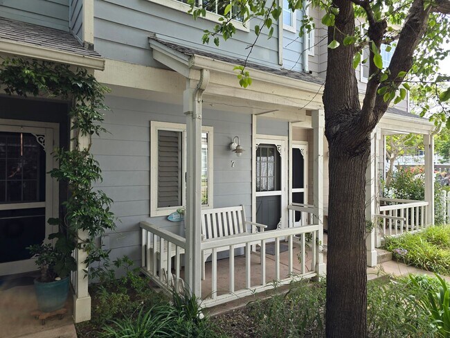 Building Photo - Three bedroom, three bathroom townhouse wi...