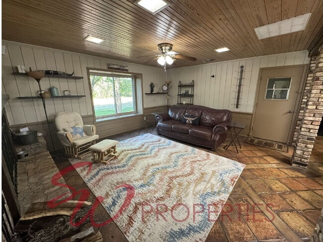 Building Photo - 2 bedroom 2 bath on a 12 acre paradise!