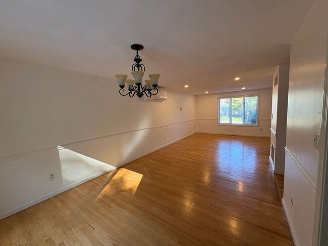 Building Photo - Private Home | 3 Bedroom 2 Bathroom | Huge...