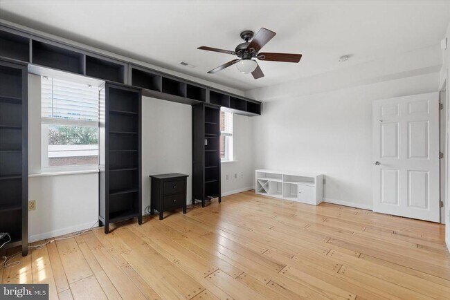 Building Photo - 1347 S 6th St