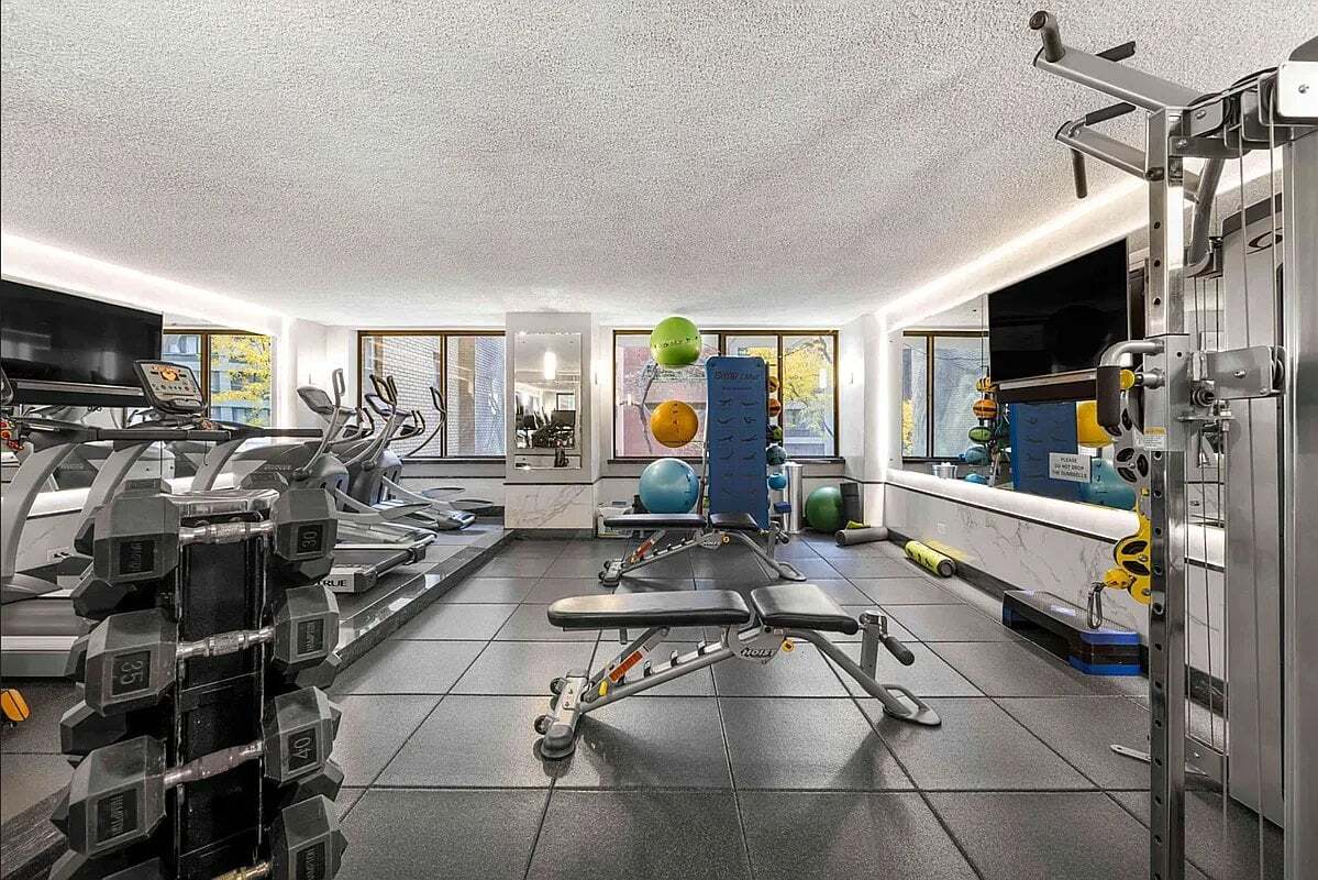 Building Photo - 245 E 44th St