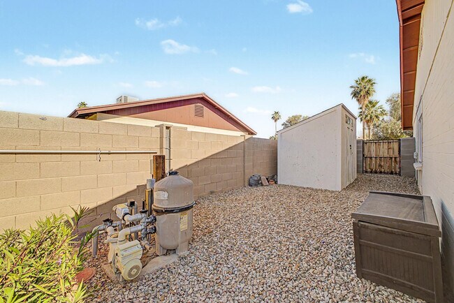 Building Photo - 1056 W Pecos Ave