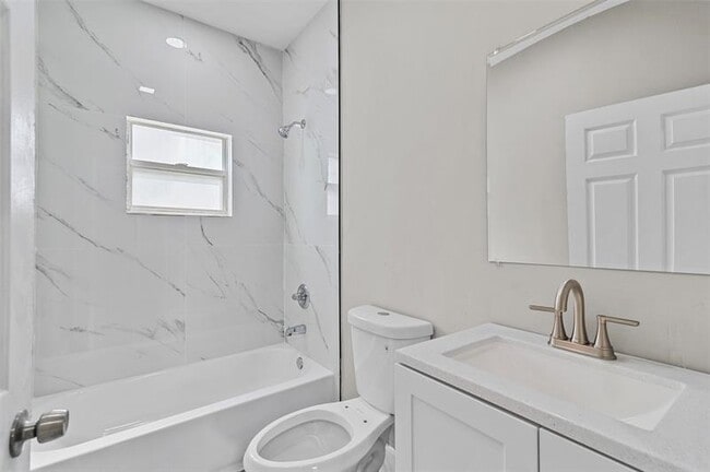 Building Photo - 634 37th St