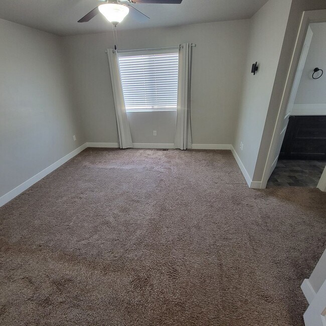 Building Photo - Spacious Modern Townhome