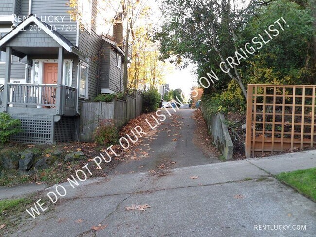 Building Photo - 1721 27th Ave