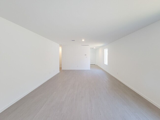 Building Photo - This single-story home shares an open layout between the kitchen, nook and family room for easy e...
