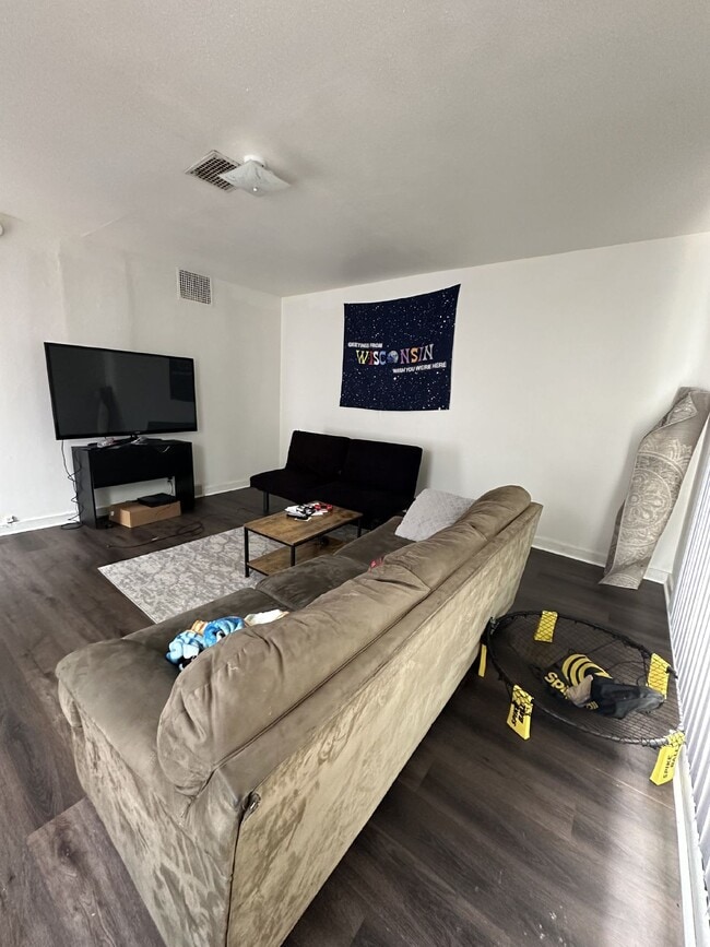 Building Photo - 4 Bed 1 Bath near UWEC, Water Street, and Sonnentag!