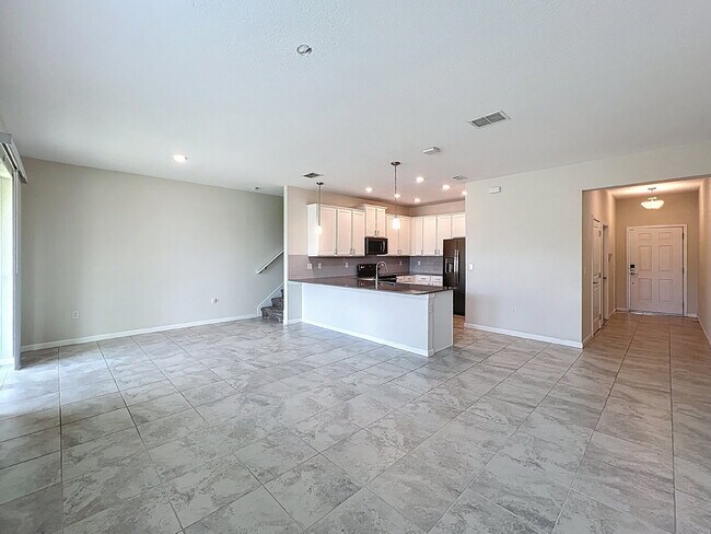 Building Photo - Available Now!  Charming 3-Bedroom Townhou...