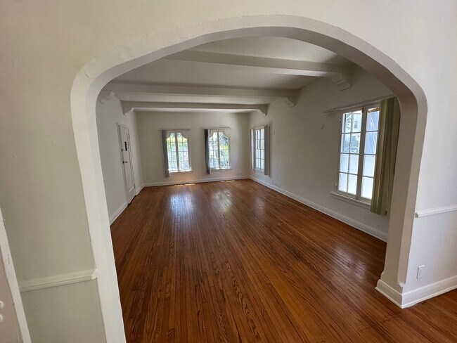 Building Photo - 454 N Orange Grove Ave