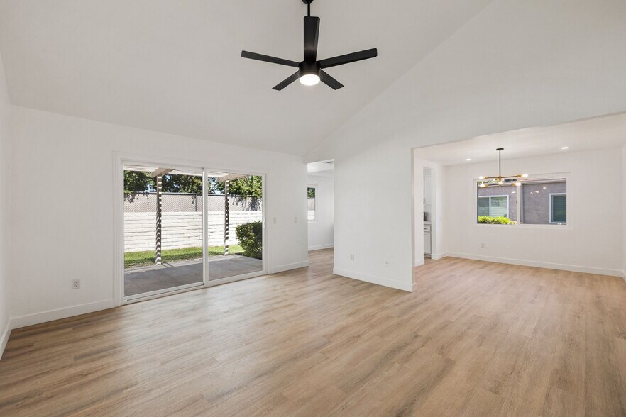 Building Photo - 74930 San Simeon Dr