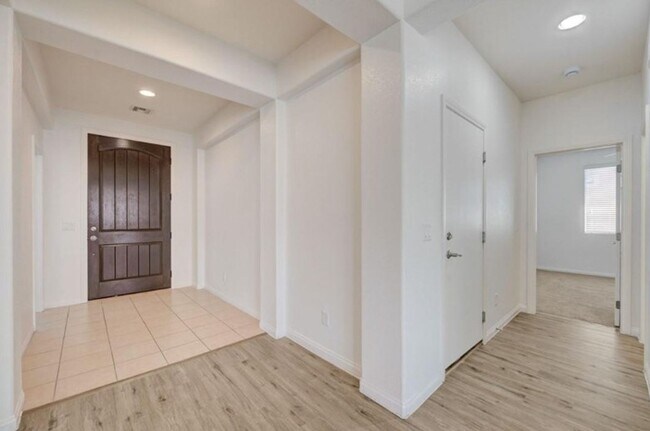 Building Photo - BEAUTIFUL 4 BEDROOM HOME IN GUARD GATED COMMUNITY!