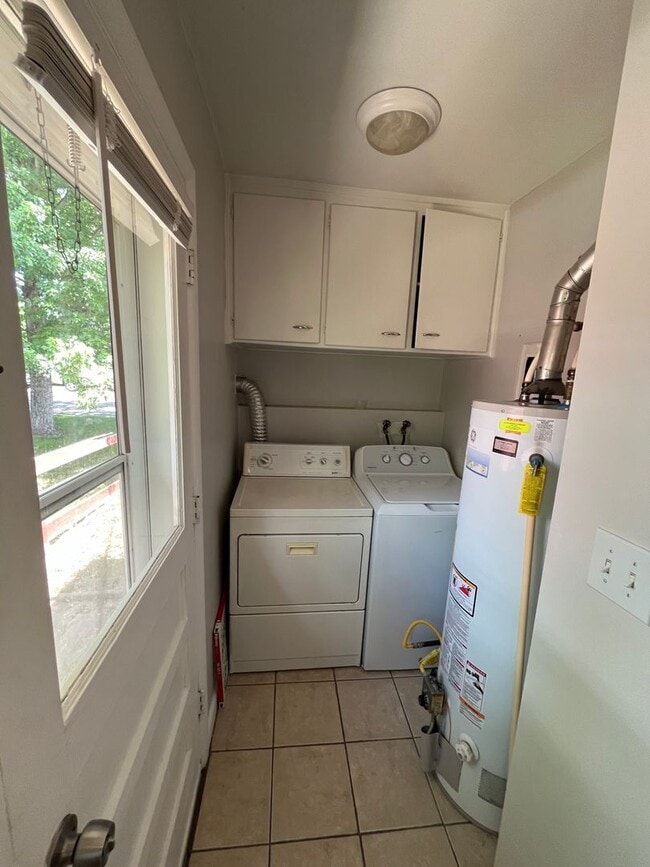 Building Photo - 2-Bed 1-Bath Duplex In Denver's University...