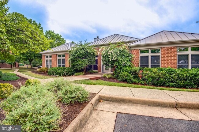 Building Photo - 12050 Edgemere Cir