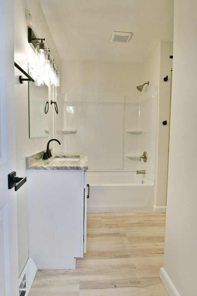 Building Photo - 460 &amp; 462 Fowler St