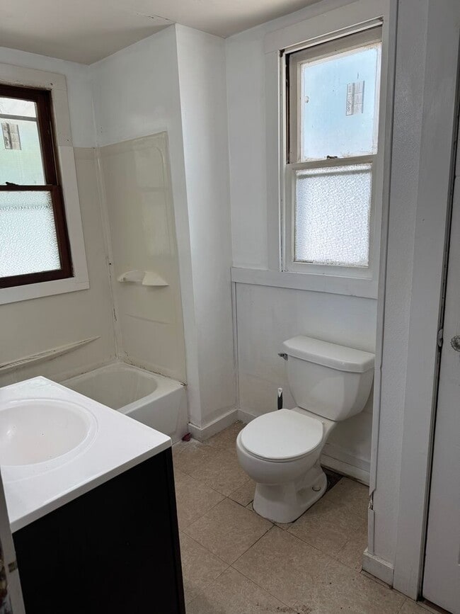 Building Photo - 2 Bedroom 1 Bath Home $1000.00