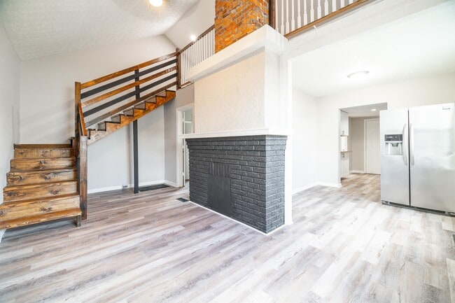 Building Photo - 465 Brehl Ave