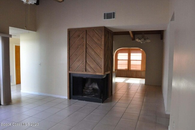 Building Photo - 230 Applewood Cir