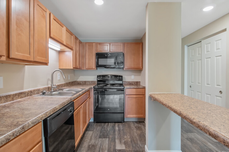 Building Photo - Village Green