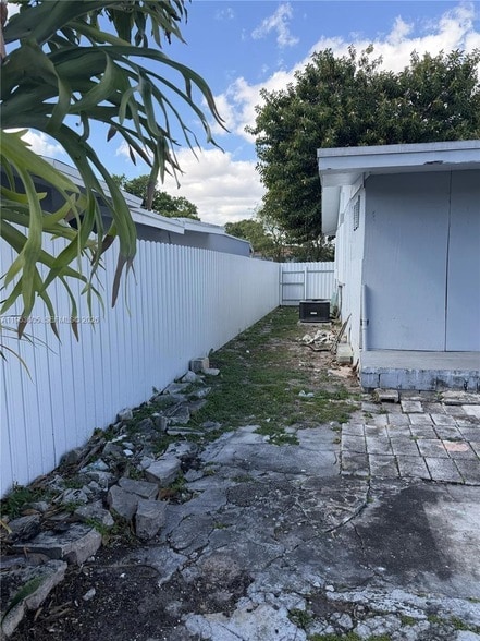 Building Photo - 121 Flagami Blvd