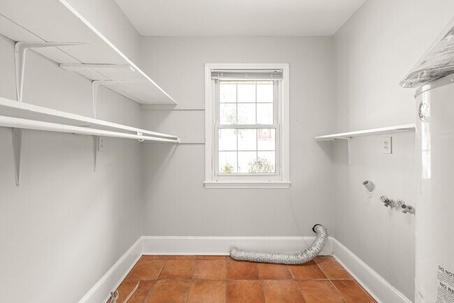 Building Photo - Cute 3-Bedroom Brick Ranch in Oakhurst!