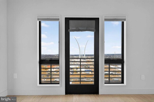 Building Photo - 911 S Oak St