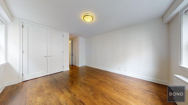 Building Photo - 400 E 89th St
