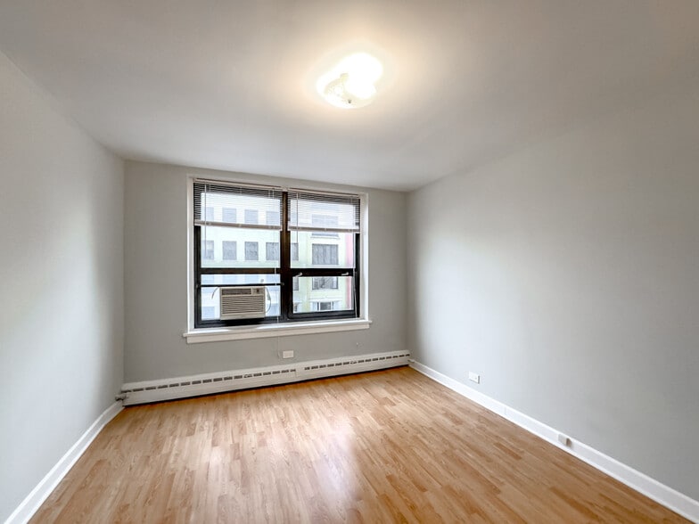 Building Photo - 450 W Wellington Ave