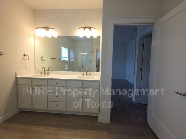 Building Photo - 6800 Menchaca Rd