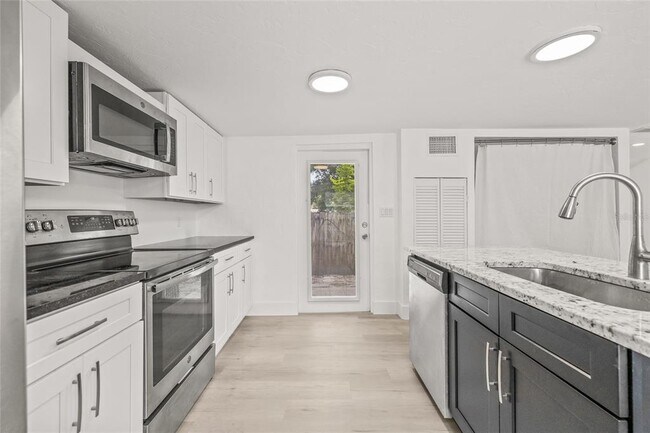 Building Photo - 2856 W Rainbow Cir