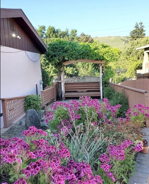 Building Photo - 6901 Sunkist Dr