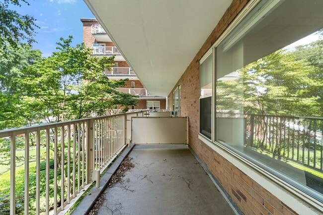 Building Photo - 145 Pinckney St