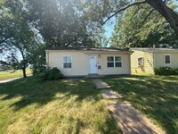 Building Photo - Recently renovated 4 bed/1 bath!