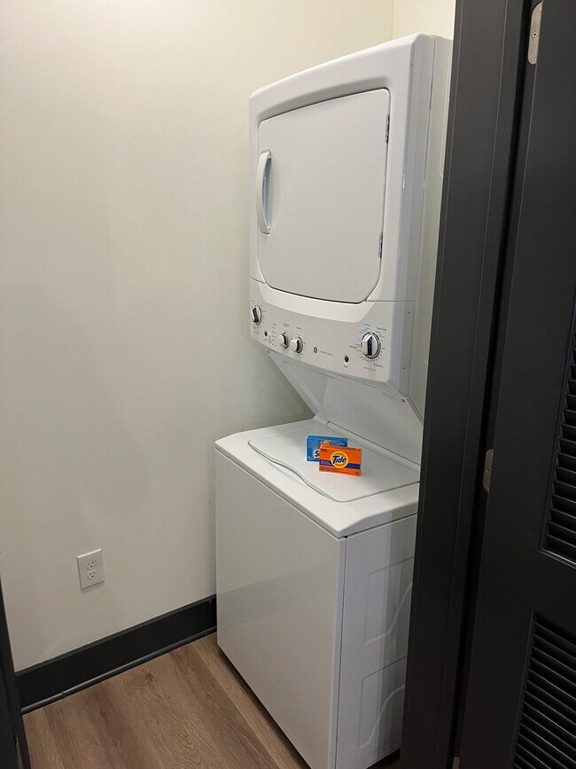 Building Photo - 425 W 5th St