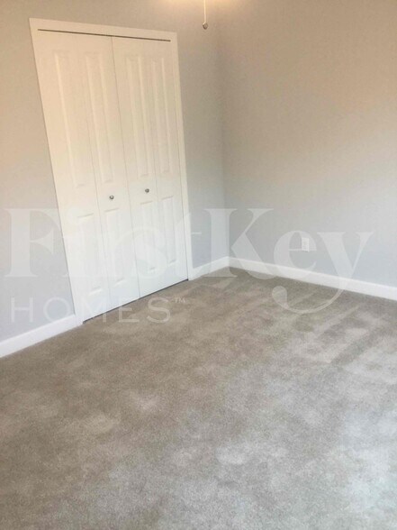 Building Photo - 328 SW Ridgecrest Dr