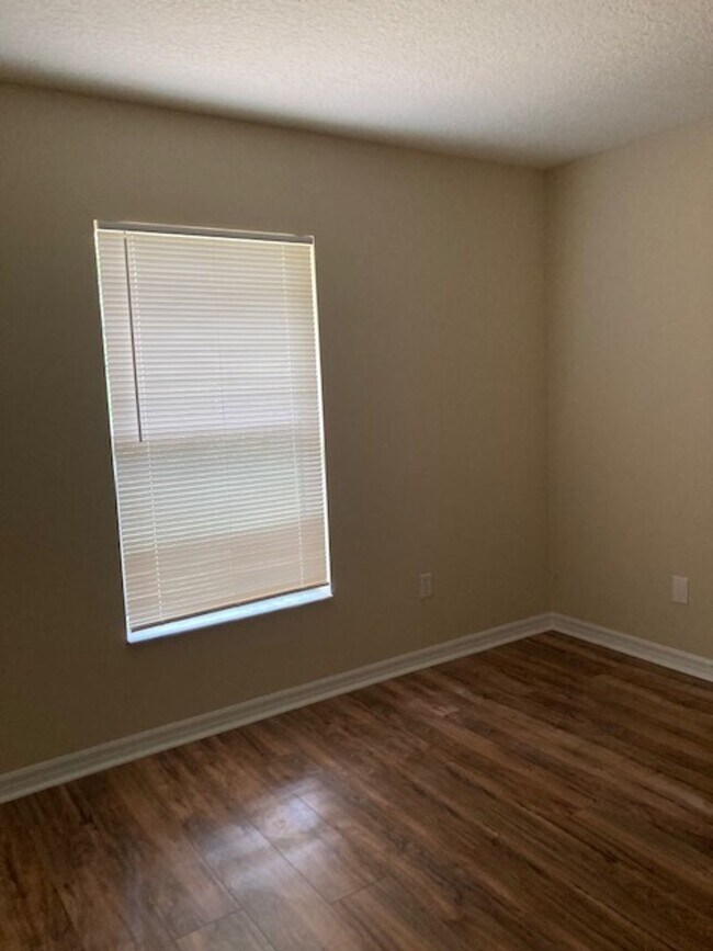 Building Photo - Beautiful 4/3/2 in desirable area! With Screened in porch