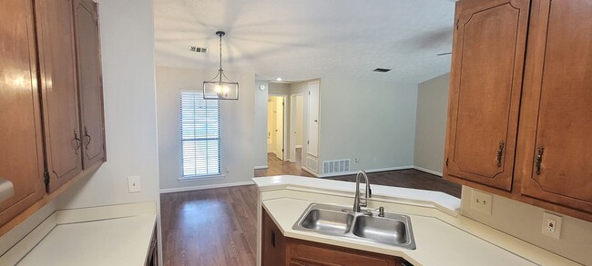 Building Photo - Adorable 2-bedroom, 2-bathroom Townhome wi...