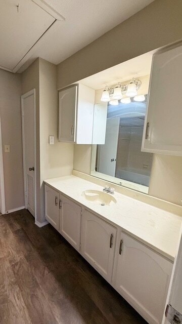 Building Photo - NORTH EAST SIDE 2 BEDROOM TOWNHOME AVAILABLE NOW!