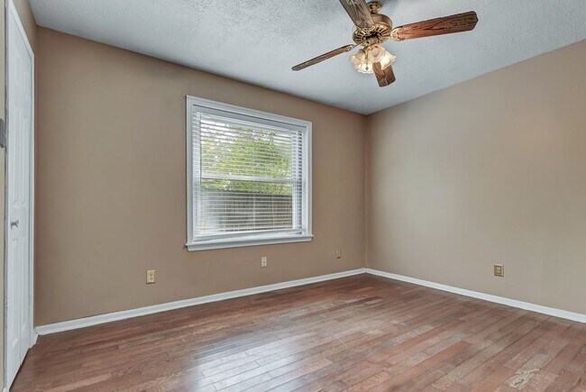 Building Photo - END OF JULY MOVE IN!!  Spacious 4 Bedroom 2 Bathroom Home with Huge Yard!