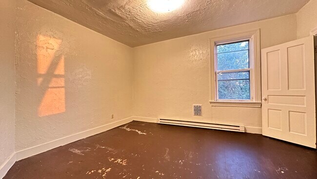 Building Photo - 2314 Woodstock Ave