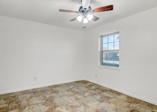 Building Photo - 5585 Scenic Dr
