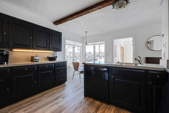 Building Photo - 42 Rocky Neck Ave