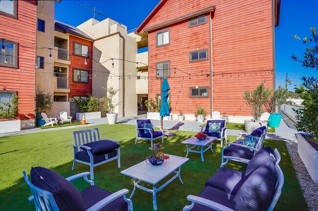 seating area 2 - 524 Venice Way