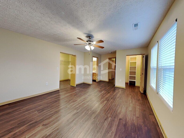 Building Photo - 7525 Hemrich Dr